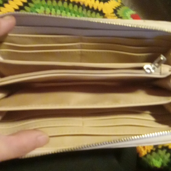 Guess wallet  bran new  off white - Picture 3 of 4